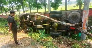 ফরিদপুরে সড়ক দুর্ঘটনায় আহত ট্রাকচালক ও হেলপার